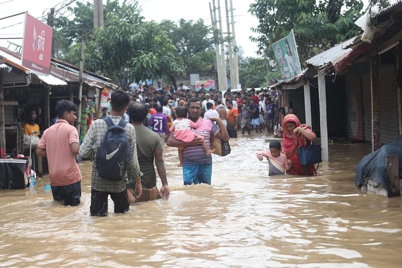 ফেনী জেলার ছাগলনাইয়া, ফুলগাজী ও পরশুরাম—এ তিন উপজেলার পুরোটাই বন্যাকবলিত। ছাগলনাইয়া উপজেলার ঘোপাল ইউনিয়নের সমিতি বাজার এলাকা থেকে আজ সকাল সাড়ে নয়টায় তোলা